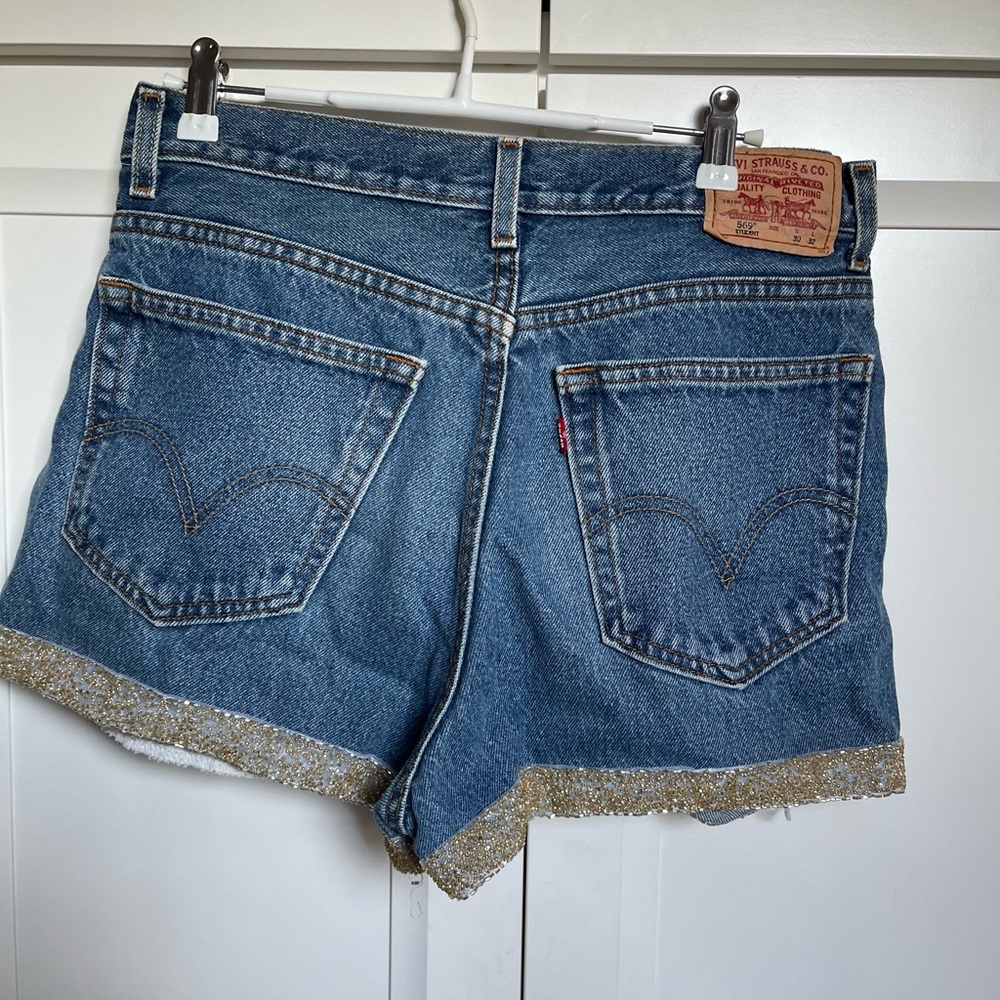 Embellished jean shorts from Levi’s. - Picture 5 of 6